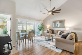 Posh Penthouse- Waterfront, Pools, Pickleball